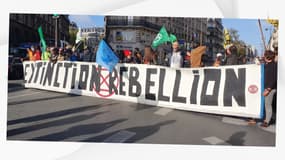 Des militants d'Extinction Rebellion bloquent la rue de Rivoli, au centre de Paris, le 10 octobre 2019.