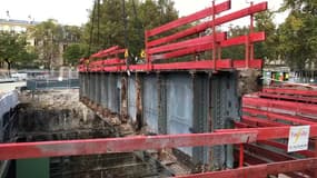 Des poutres de 30 tonnes sont enlevées pour ouvrir la place de la Bastille au port de l'Arsenal.