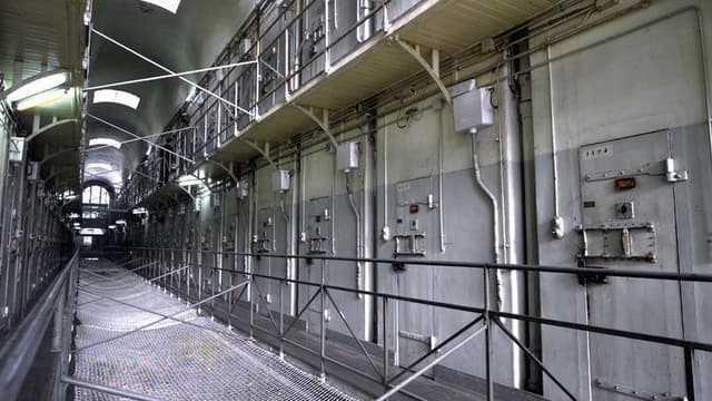 Christiane Taubira lance un plan de plus de 33 millions d'euros pour renforcer la sécurité dans les prisons. Cette annonce intervient un peu moins d'une semaine après l'arrestation du malfaiteur Redoine Faïd, qui s'est évadé mi-avril de la maison d'arrêt
