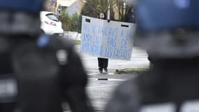 Un opposant à Marine Le Pen à l'occasion de la visite de la candidate FN samedi en Aveyron.