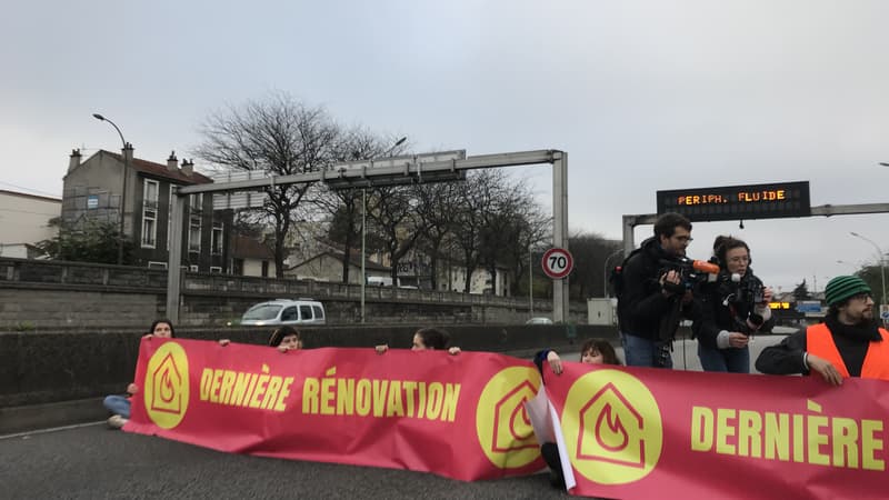 10 militants ont mené l'action ce vendredi matin.