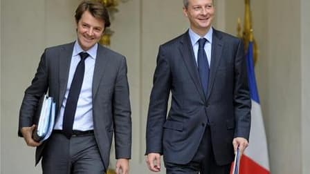 Les ministres de l'Agriculture et de l'Economie, Bruno Le Maire (à droite) et François Baroin, ont scellé leur réconciliation mercredi soir lors d'un dîner de "quadras", une semaine après le remaniement qui a failli les brouiller. /Photo d'archives/REUTER
