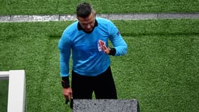 L'arbitre Damir Skomina utilisant l'écran de la VAR, lors de PSG-Manchester United le 6 mars 2019