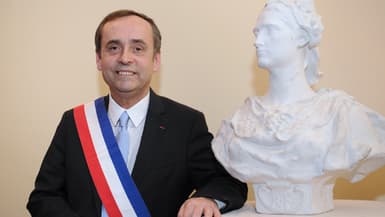Robert Ménard, maire de Béziers, portant l'écharpe.