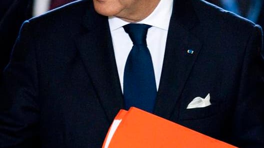 Selon le chef de la diplomatie française Laurent Fabius, l'accord du groupe d'action sur la Syrie conclu samedi à Genève requiert implicitement le départ de Bachar al Assad du pouvoir, alors que le texte fait l'objet d'interprétations contradictoires sur
