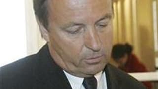 Le président du groupe socialiste au Sénat, Jean-Pierre Bel, a réclamé à son tour vendredi l'annulation de "la prime exceptionnelle" attribuée aux sénateurs en juin. La questure du Sénat a décidé d'attribuer 3.531,61 euros aux sénateurs au nom d'un "rattr
