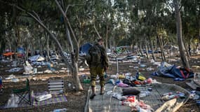 Un soldat israélien près du kiboutz de Beeri, dans le sud d'Israël, le 12 octobre 2023, près de l'endroit où 270 personnes ont été tuées par le Hamas lors du festival de musique Supernova le 7 octobre.