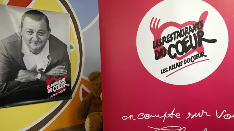 Le logo des Restos du Cœur et la photo de Coluche, son fondateur - Image d'illustration