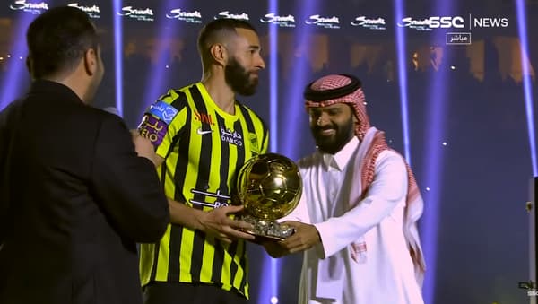Benzema présente son Ballon d'or aux supporters d'Al-Ittihad