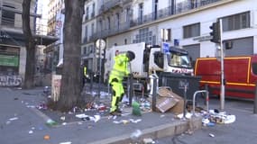 Des éboueurs nettoyant les rues début mai après un mouvement de grève à Marseille (Bouches-du-Rhône).