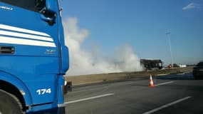 Val-d'Oise: un bus détruit par les flammes sur l'A1 près de Roissy - Témoins BFMTV