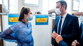 Le ministre français de la Santé, Olivier Véran, discute avec une infirmière alors qu'il visite un centre de vaccination à Paris, le 15 juin 2021
