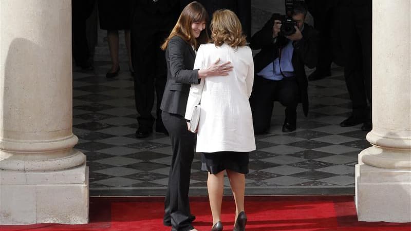 Carla Bruni-Sarkozy et Valérie Trierweiler, lors de la passation de pouvoir à l'Elysée.