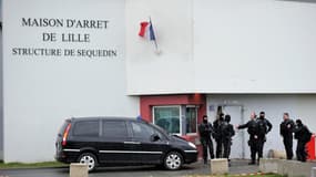Des policiers devant la maison d'arrêt de Lille-Sequedin, le 13 avril 2013.