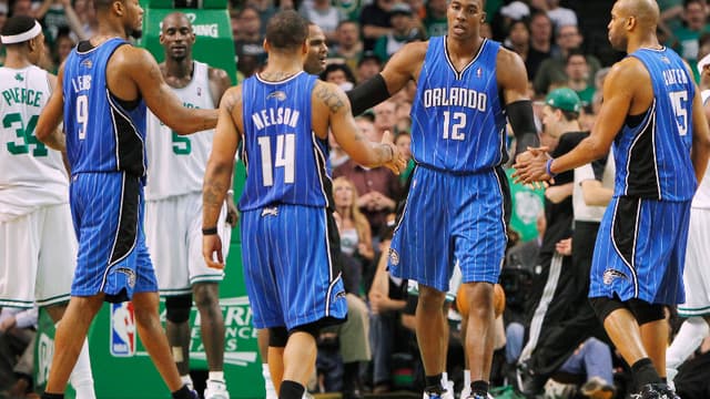 Dwight Howard (n°12) entouré de ses ex coéquipiers