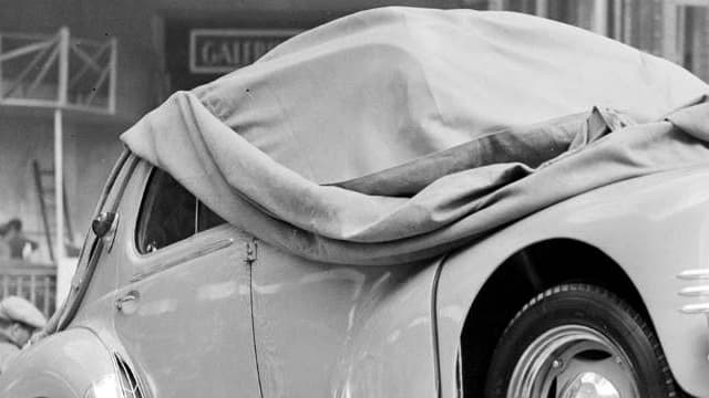 En 1949, un ouvrier repeignant une plaque d'immatriculation d'une voiture au Salon de l'Automobile à Paris. Au Québec, c'est du vernis anti-radar automatique que les automobilistes peuvent asperger sur leurs plaques.