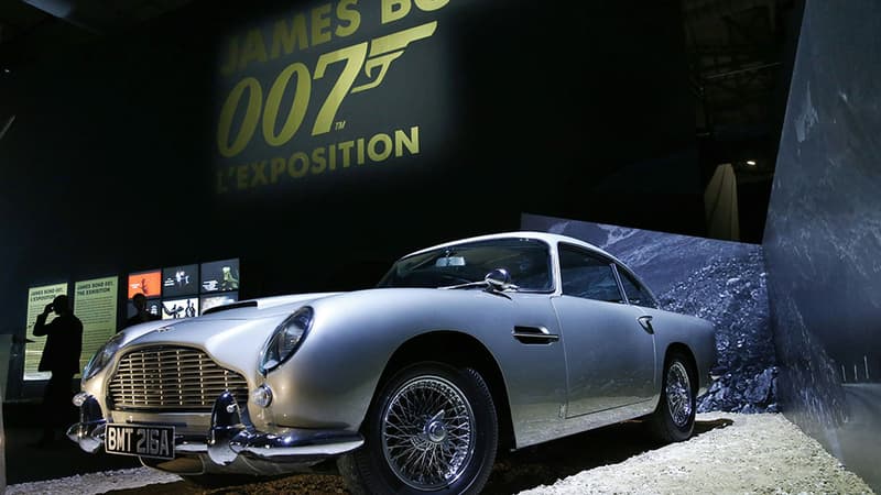 La célèbre Aston Martin de James Bond, présentée à l'exposition "50 ans de style Bond" à la Grande Halle de la Villette.
