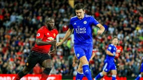 Harry Maguire devant Romelu Lukaku lors d'un match Manchester United-Leicester, le 10 août 2018