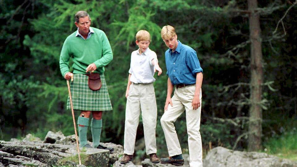 Charles, prince de Galles, et ses deux fils, Harry et William, le 16 août 1997 en Écosse Charles, prince de Galles, et ses deux fils, Harry et William, le 16 août 1997 en Écosse