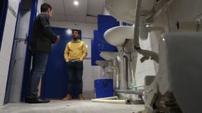 Le maire de Franconville, Xavier Melki, montre les dégradations subies