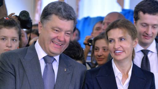 Petro Porochenko et son épouse Marina, ce dimanche, dans un bureau de vote de Kiev.