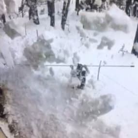 Cet Américain voulait déneiger sa terrasse… Il s’est retrouvé enseveli par la neige du toit qui lui est tombé dessus