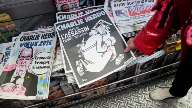 Le numéro spécial de Charlie Hebdo publié un an après l'attentat contre sa rédaction s'arrache en kiosques.