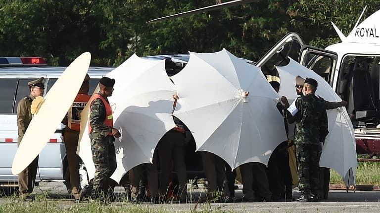 La police et les militants thaïlandais près d'une ambulance à Chiang Rai le 9 juillet dernier, lors des opérations de sauvetage des enfants.