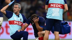 Antoine Dupont pris en charge par l'équipe médicale après sa blessure à la pommette pendant France-Namibie en Coupe du monde de rugby le 21 septembre 2023