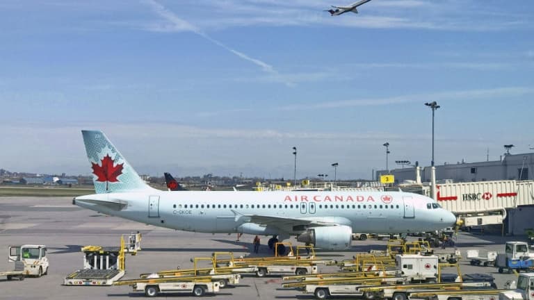 Un avion d'Air Canada à l'aéroport international Pierre-Elliott-Trudeau de Montréal, Canada, le 1er mai 2018.
