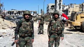 Des soldats syriens avancent dans la ville de Qousseir, à la recherche de rebelles, le 23 mai dernier.