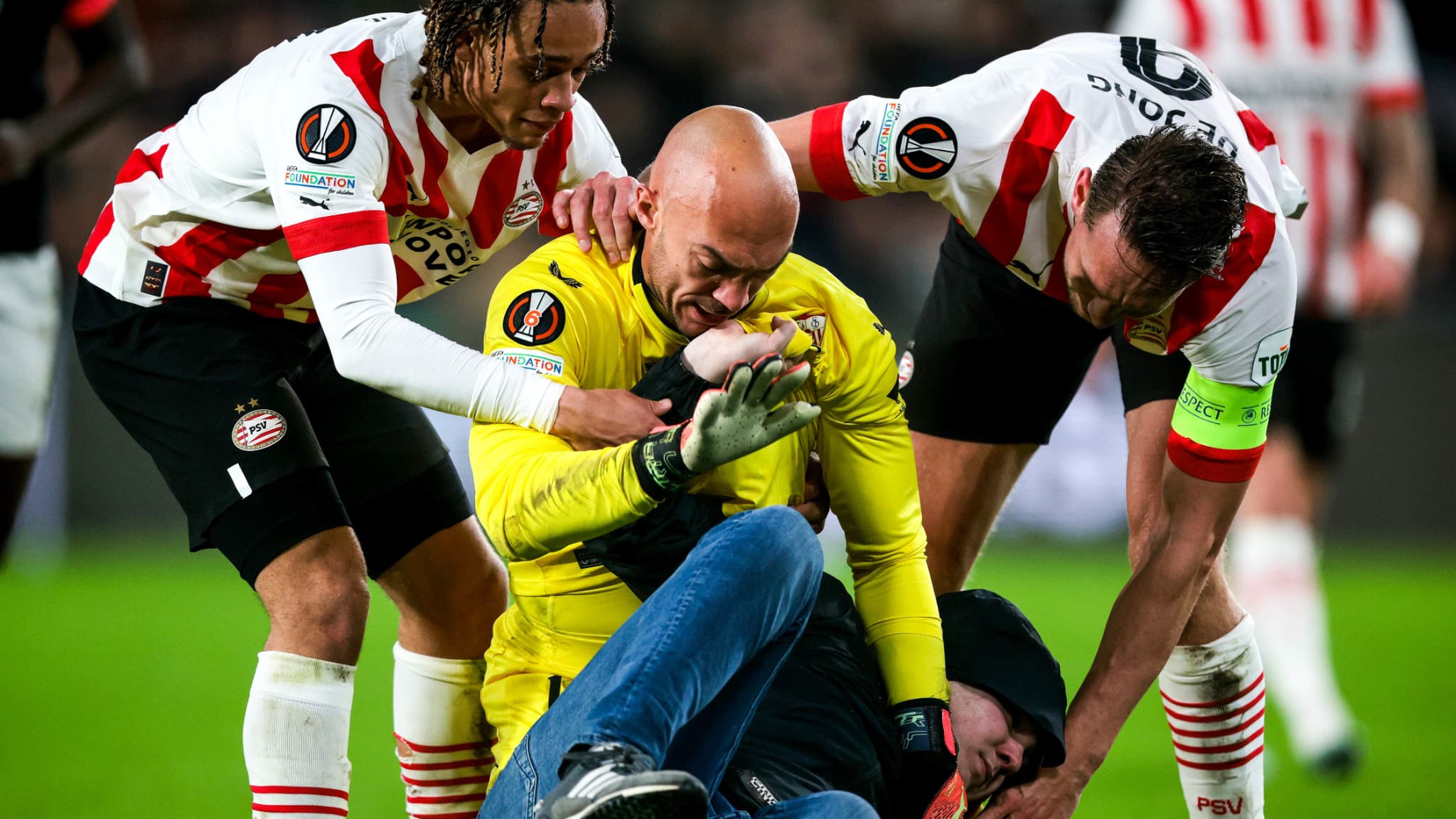 Marko Dmitrovic, gardien du Séville FC, a été agressé sur la pelouse par un striker en fin de rencontre lors du barrage retour de Ligue Europa au PSV Eindhoven Marko Dmitrovic, gardien du Séville FC, a été agressé sur la pelouse par un striker en fin de rencontre lors du barrage retour de Ligue Europa au PSV Eindhoven