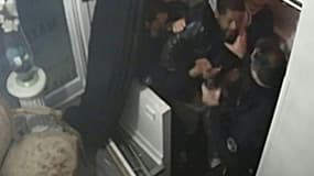 Capture d'écran datant du 27 novembre 2020 d'une vidéo AFP avec les images de caméras de télésurveillance montrant le passage à tabac de Michel Zecler par des policiers à Paris. 