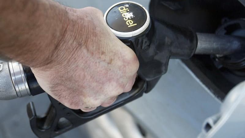 Le gouvernement français réfléchit à l'instauration d'une prime à la casse écologique pour inciter les automobilistes à se séparer des voitures diesel jugées trop polluantes, rapporte samedi Le Parisien-Aujourd'hui en France. /Photo d'archives/REUTERS/Rég