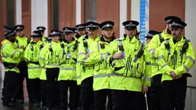 Des policiers britanniques à Manchester, au Royaume-Uni, le 1er octobre 2023.