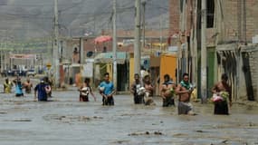 Des habitants de la commune de Huarmey, cité portuaire à 300 kilomètres au nord du Pérou est encerclée par la boue depuis les pluies diluviennes qui ont balayé le pays ces derniers jours, le 19 mars 2017