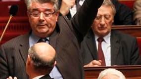 Le député communiste du Rhône André Gérin a brandi dans l'hémicycle une photo montrant Nicolas Sarkozy et son frère Guillaume. Le parlementaire mettait en rapport la réforme des retraites et le fait que le groupe d'assurance Malakoff-Médéric, dont Guillau