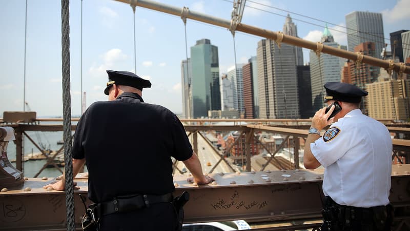 Des policiers américains sur le pont de Brooklyn lors de la pose de drapeaux blancs par des artistes allemands (photo d'illustration).