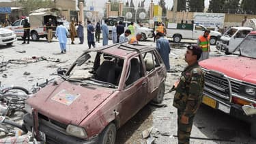 Les alentours d'un bureau de vote de la ville de Quetta ont été dévastés par l'attaque d'un kamikaze, le 25 juillet