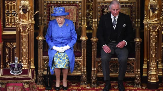 La reine Elizabeth II et le prince Charles au Parlement britannique, le 21 juin 2017.