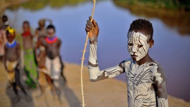 Des millions d'enfants d'Afrique ou d'Asie n'ont leur premier contact avec l'administration que lorsqu'ils sont en âge d'aller à l'école.