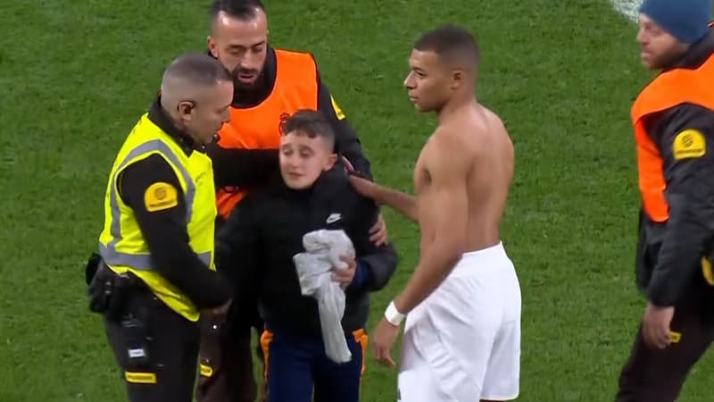Real Madrid: la belle image de Mbappé qui offre son maillot à un enfant entré sur le terrain