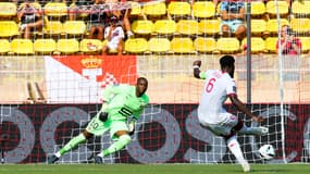 Steve Mandanda stoppe un penalty lors de Monaco-Rennes.