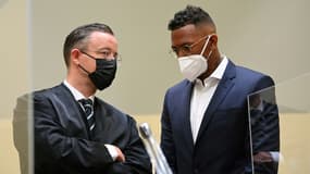 Jerome Boateng échange avec son avocat Kai Walden dans les locaux du tribunal de Munich, le 9 septembre 2021