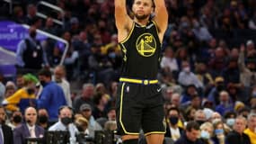Stephen Curry, des Golden State Warriors, au shoot contre les New Orleans Pelicans en NBA le 5 novembre 2021 au Chase Center de San Francisco