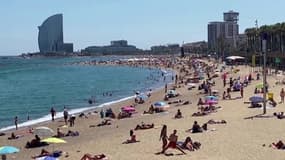 Coronavirus: les Barcelonais nombreux sur les plages malgré les restrictions