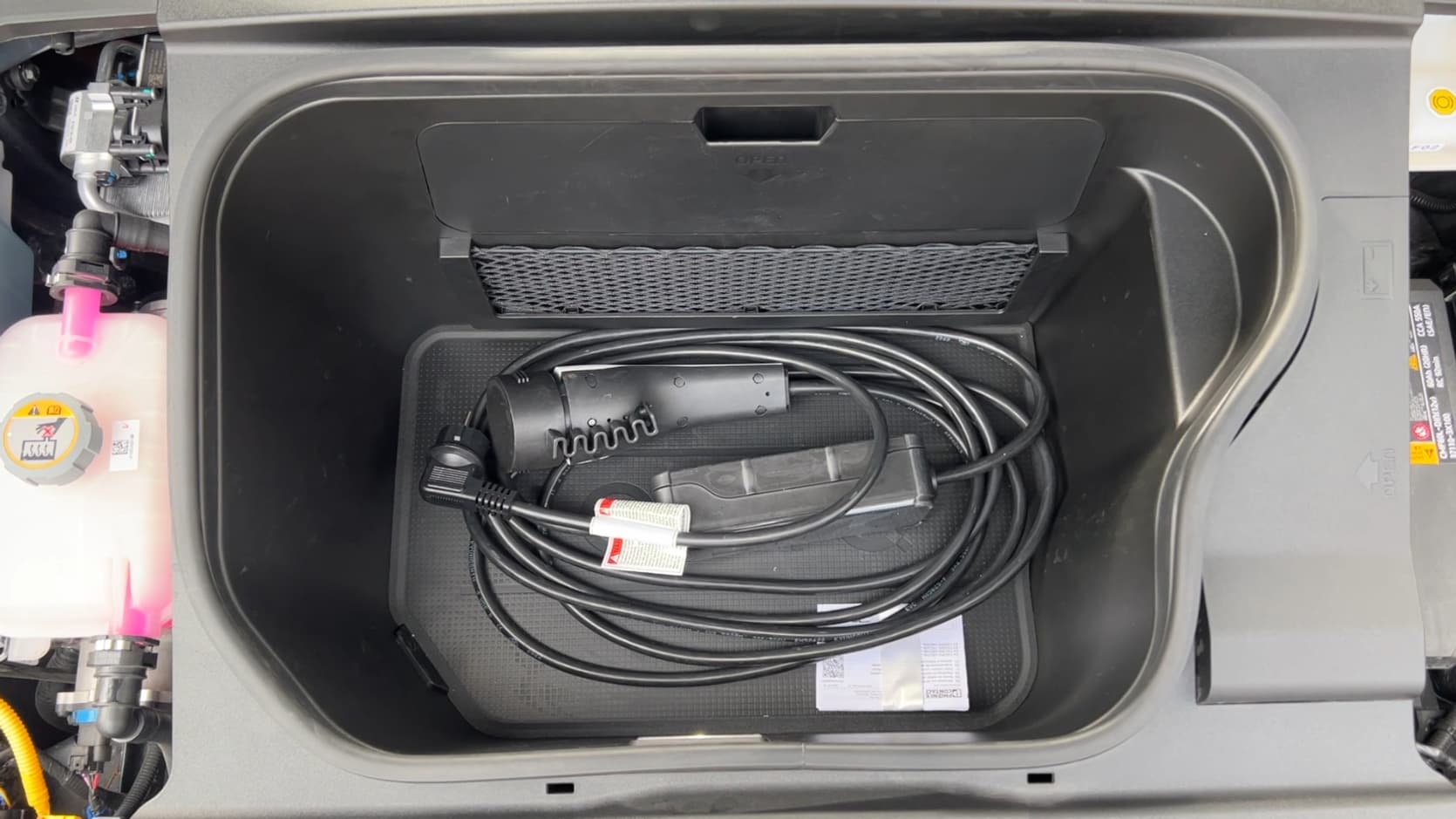 Toujours pratique de disposer d'un "frunk" (un coffre avant) même si le volume reste assez réduit. Toujours pratique de disposer d'un "frunk" (un coffre avant) même si le volume reste assez réduit.