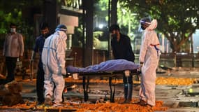 Le corps d'une personne décédée du Covid-19 est installé pour la crémation, le 22 avril 2021 à New Delhi, en Inde