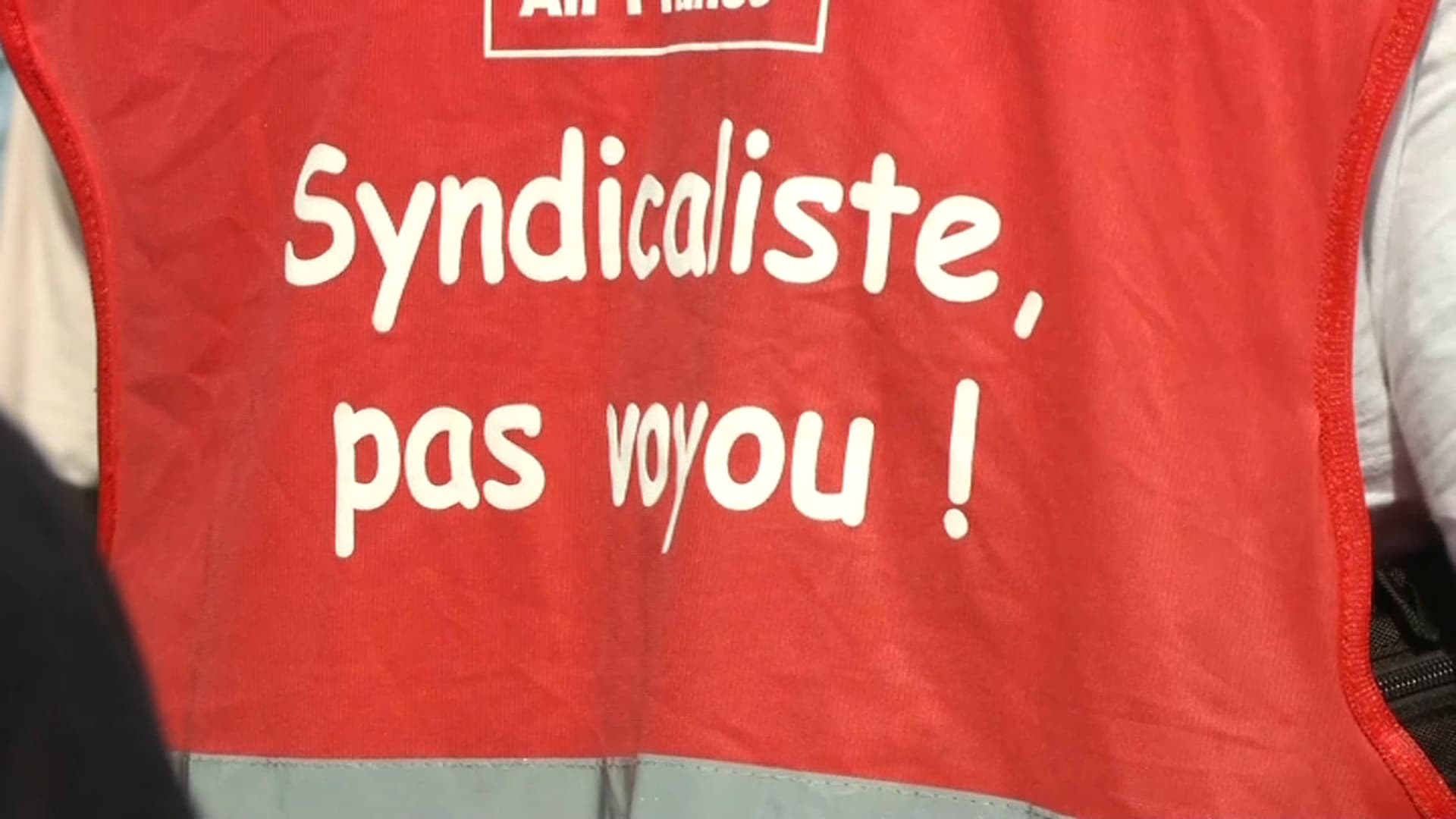 Un manifestant au procès de la "chemise arrachée" à Air France. Un manifestant au procès de la "chemise arrachée" à Air France.