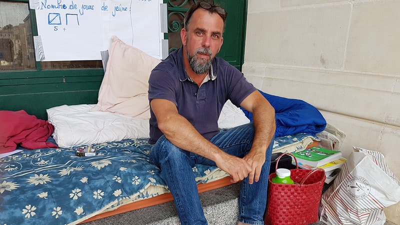 Sébastien Guillon, en grève de la faim depuis 9 jours devant la mairie de Niort (Deux-Sèvres).